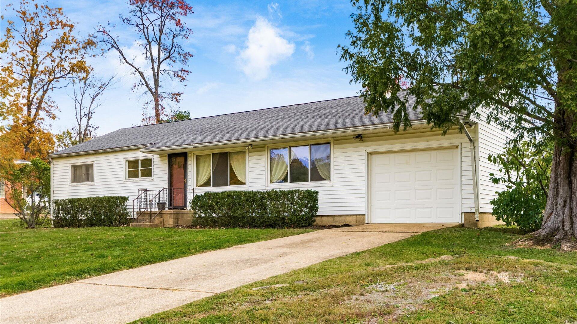 3250 Dale Road Zanesville, OH 43701 - Photo 2 of 27 1 CAR GARAGE WITH DRIUVEWAY AND PULL OFF