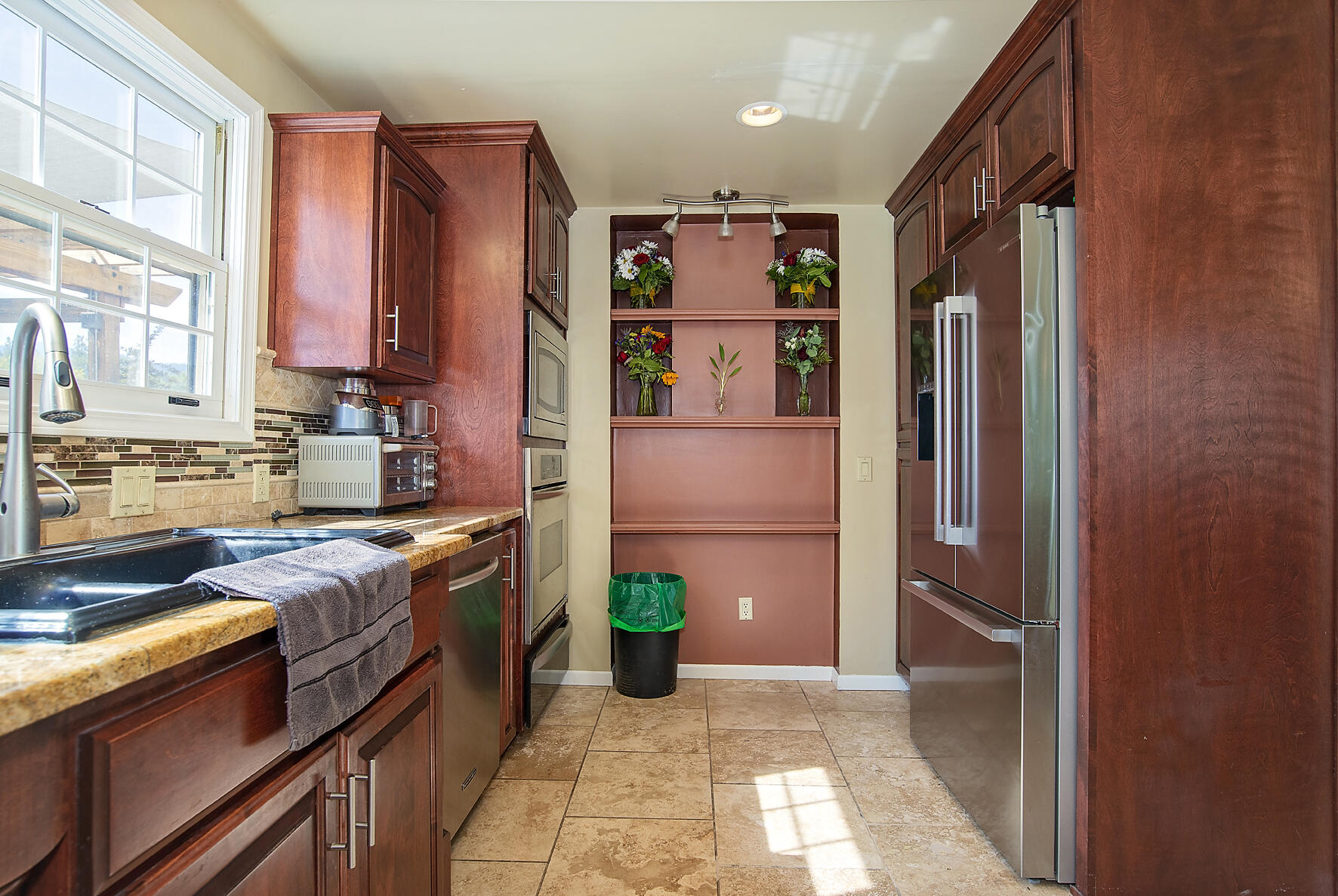 1763 Camp Baker Road Medford, OR 97501 - Photo 4 of 34 Gorgeous and spacious kitchen