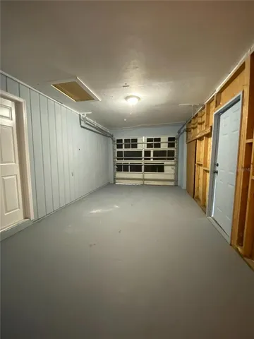 a view of empty room with a ceiling fan