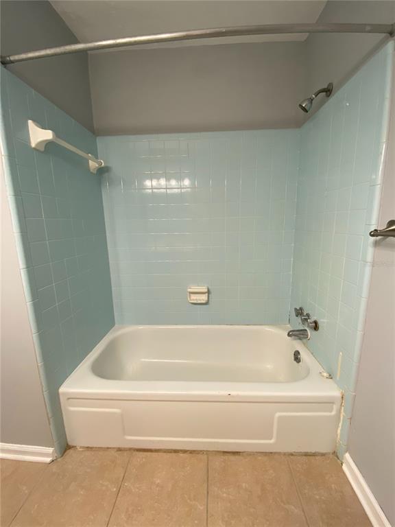 253 Northwest 3rd Street Micanopy, FL 32667 - Photo 6 of 22 a bathroom with a bathtub