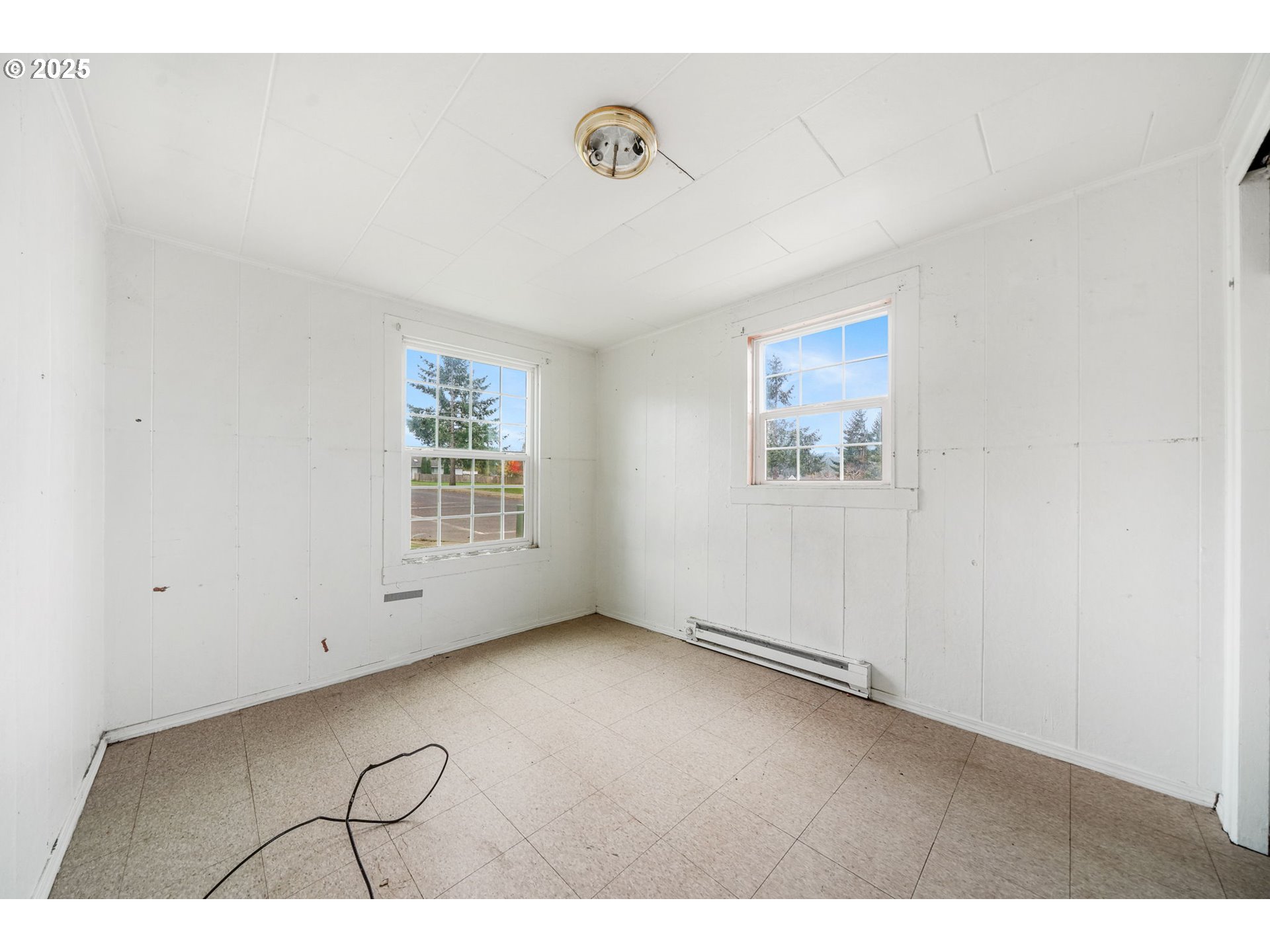 810 Johnson Avenue Cottage Grove, OR 97424 - Photo 11 of 17 a view of an empty room with a window