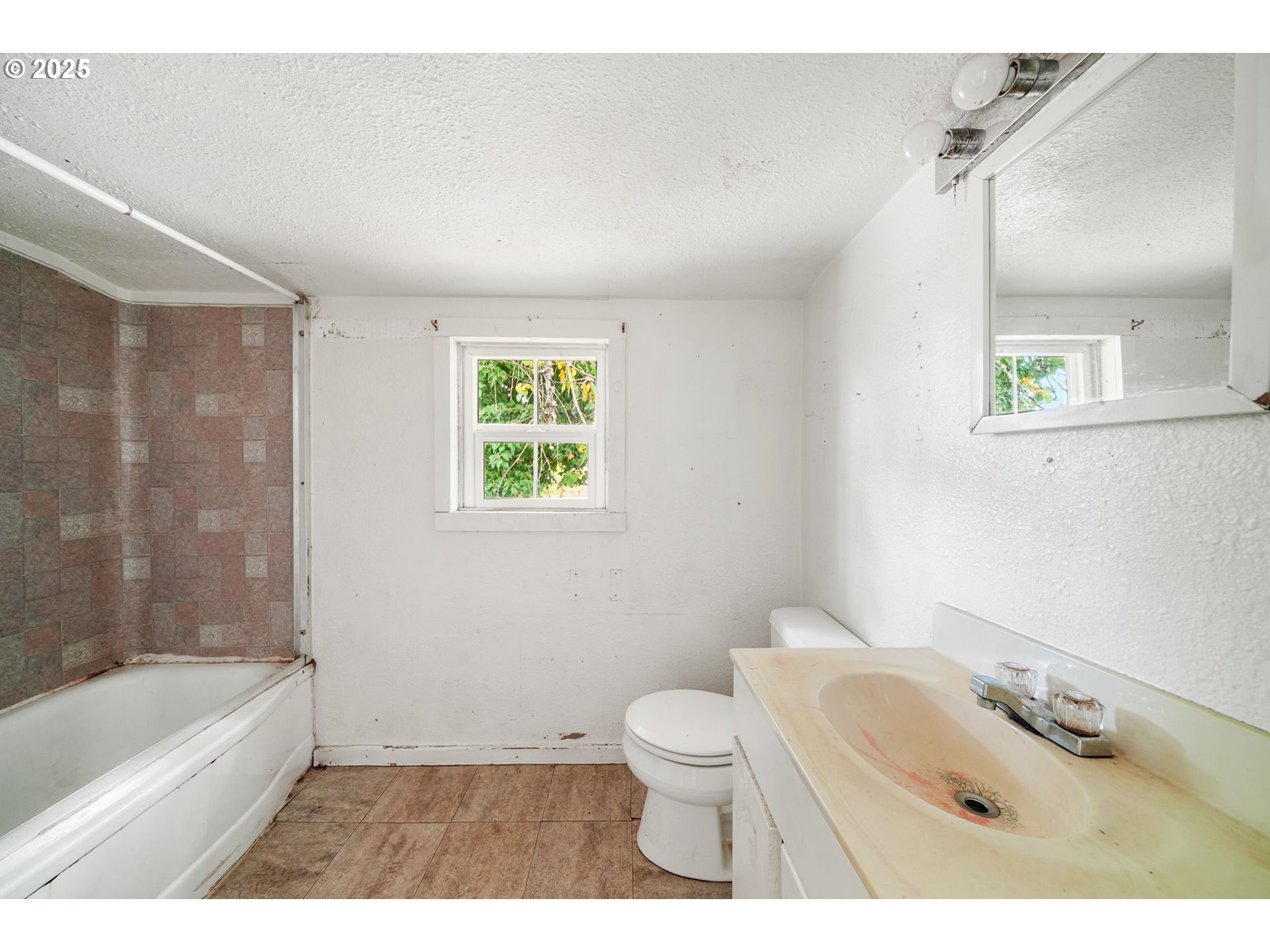 810 Johnson Avenue Cottage Grove, OR 97424 - Photo 12 of 17 a bathroom with a sink a toilet and bathtub