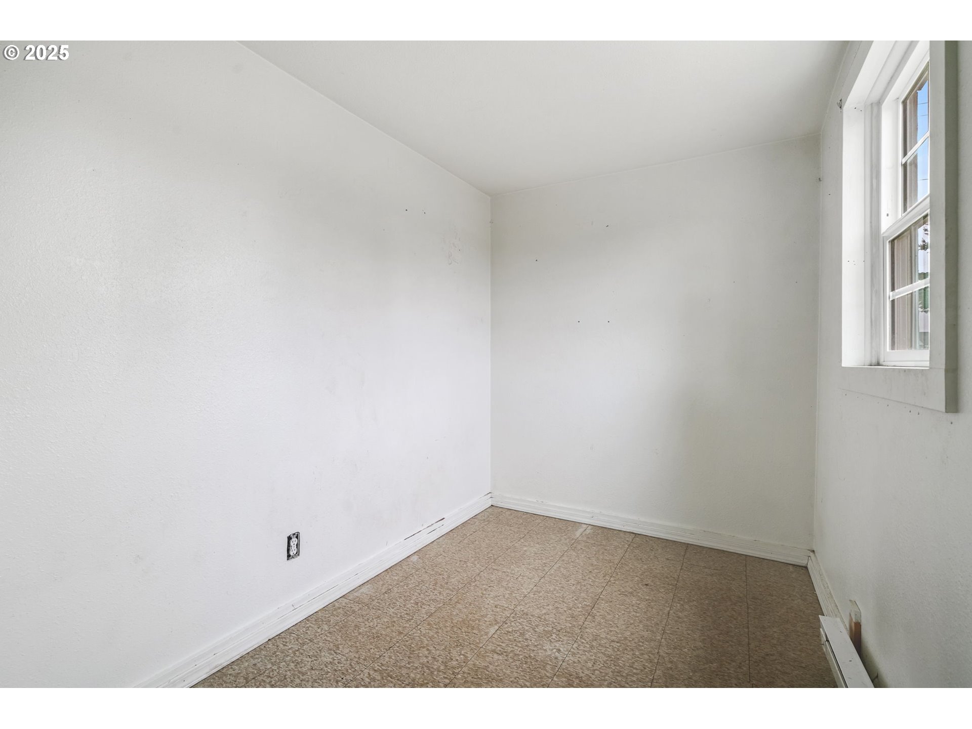 810 Johnson Avenue Cottage Grove, OR 97424 - Photo 13 of 17 view of an empty room and window