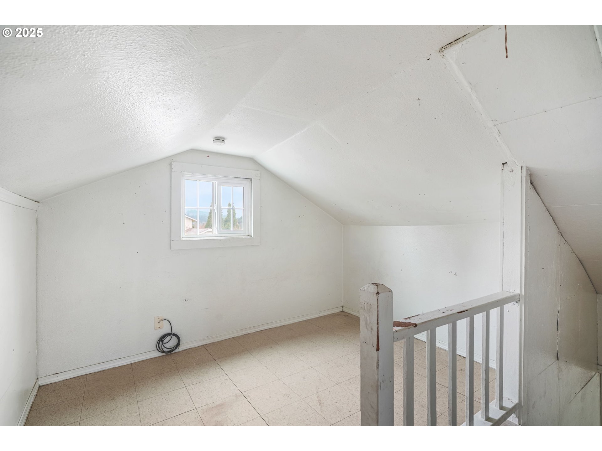 810 Johnson Avenue Cottage Grove, OR 97424 - Photo 14 of 17 a view of an empty room