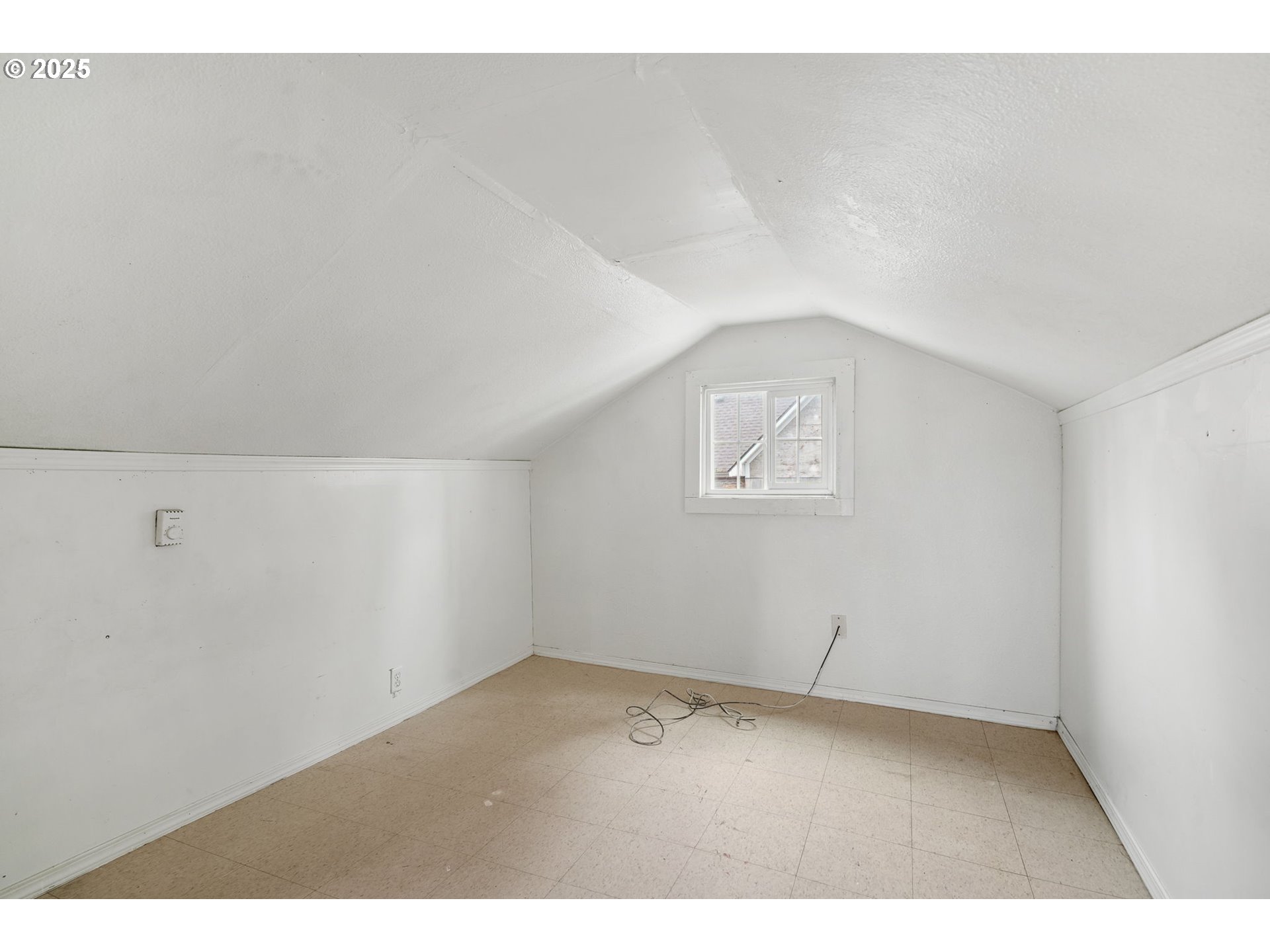 810 Johnson Avenue Cottage Grove, OR 97424 - Photo 15 of 17 a view of an empty room
