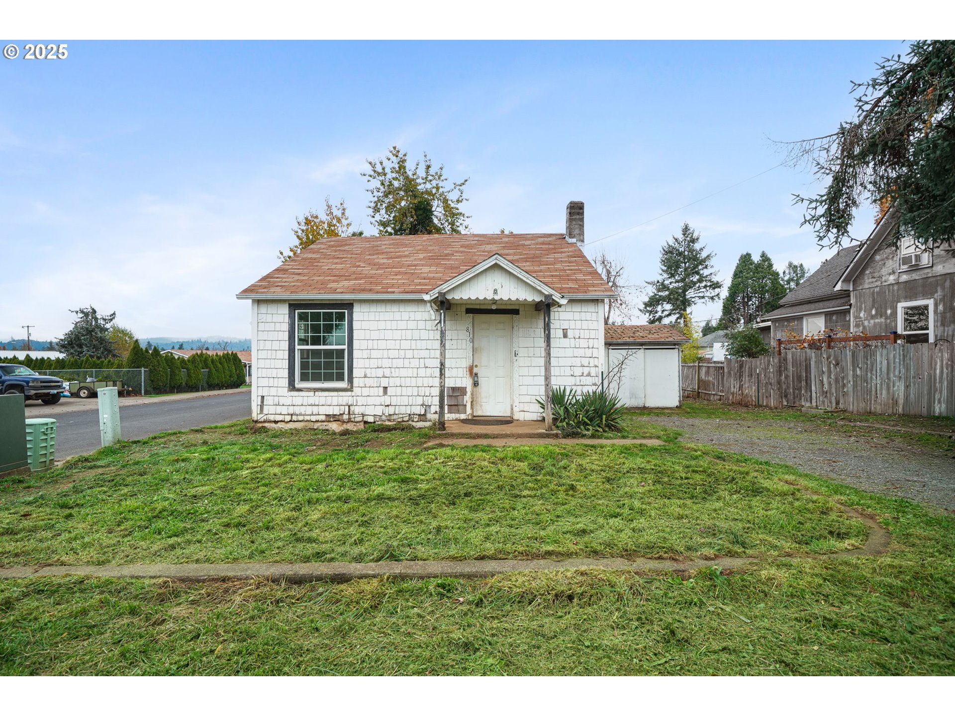 810 Johnson Avenue Cottage Grove, OR 97424 - Photo 2 of 17 a front view of a house with a garden