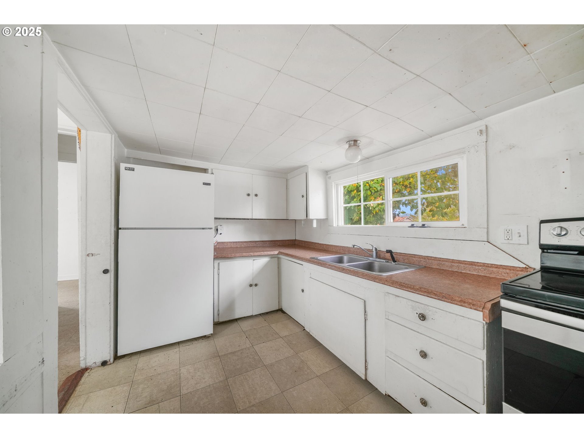 810 Johnson Avenue Cottage Grove, OR 97424 - Photo 9 of 17 a kitchen with a sink stove and refrigerator