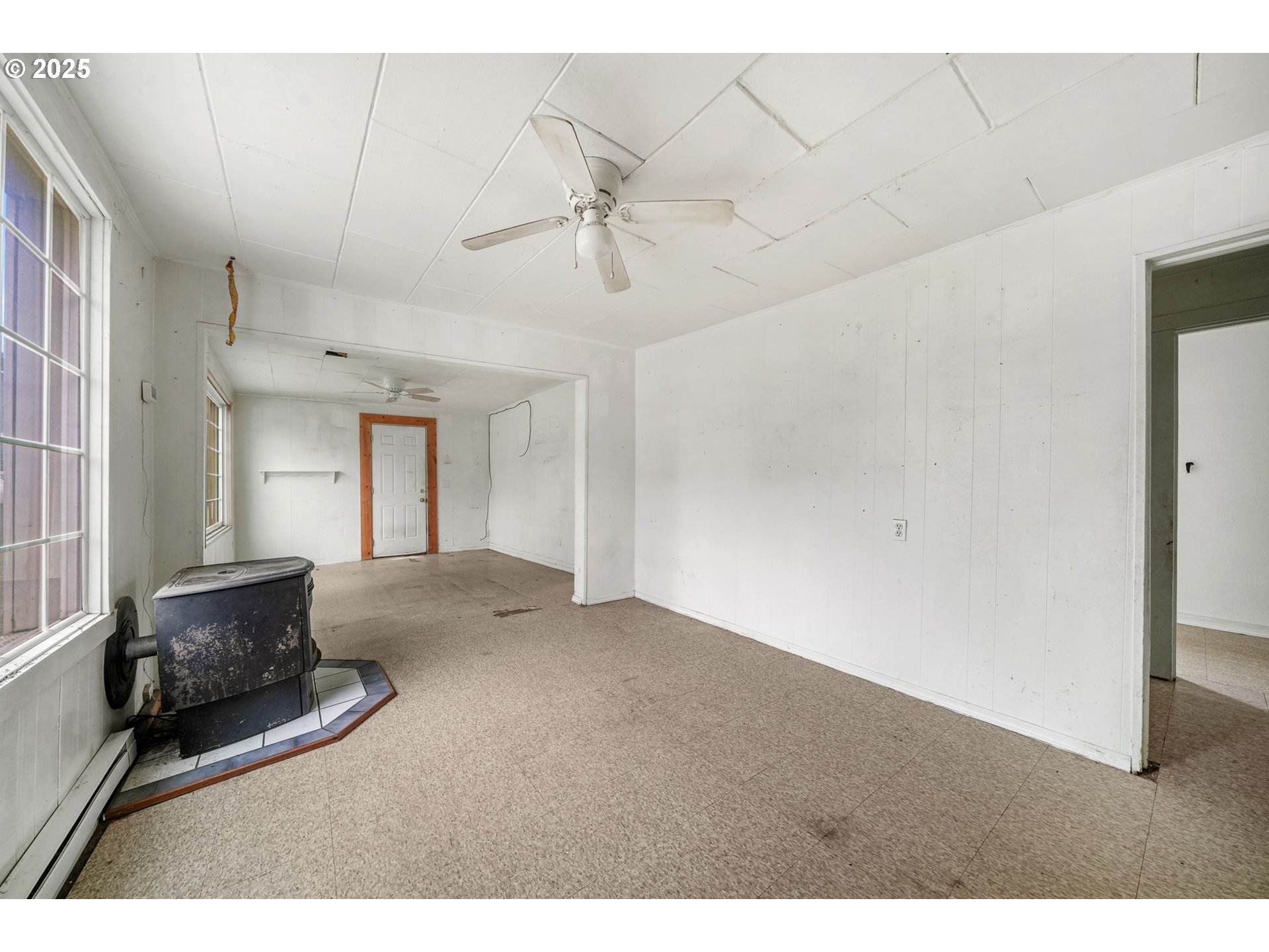 810 Johnson Avenue Cottage Grove, OR 97424 - Photo 10 of 17 a living room with furniture and a ceiling fan