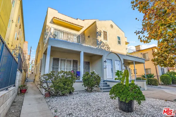 $3,495 | 856 South Gramercy Place, Los Angeles, CA 90005