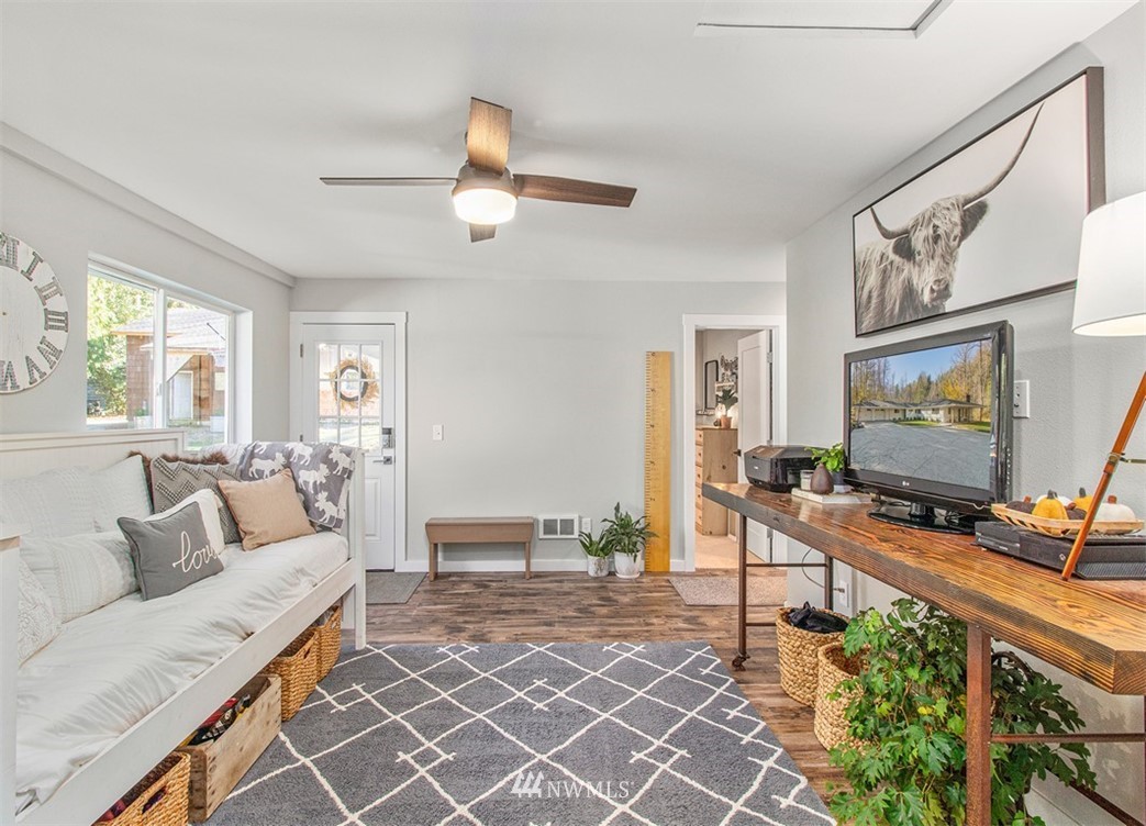 46020 Southeast Edgewick Road North Bend, WA 98045 - Photo 9 of 24 a living room with furniture and a flat screen tv
