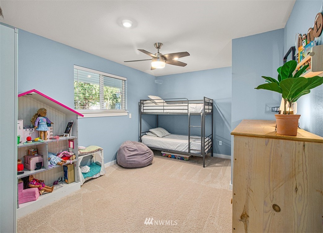 46020 Southeast Edgewick Road North Bend, WA 98045 - Photo 10 of 24 a room with toys and a potted plant