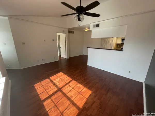 $975 | 11610 Vance Jackson Road, Unit 104, San Antonio, TX 78230