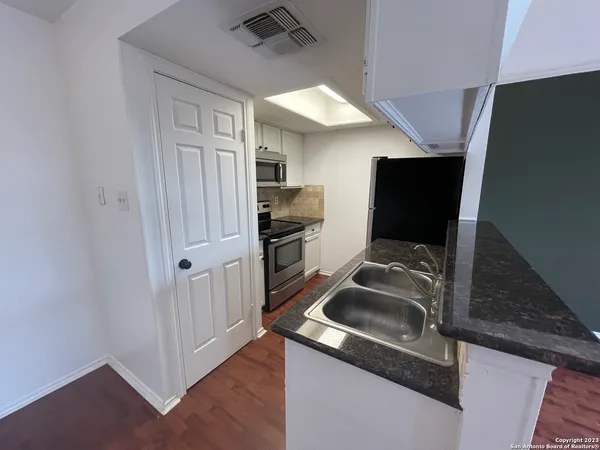 $975 | 11610 Vance Jackson Road, Unit 104, San Antonio, TX 78230