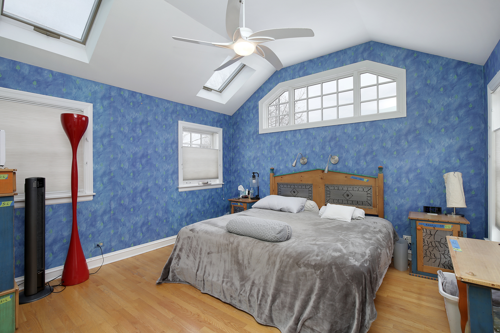 917 Oxford Road Deerfield, IL 60015 - Photo 10 of 19 a bedroom with a bed and a lamp