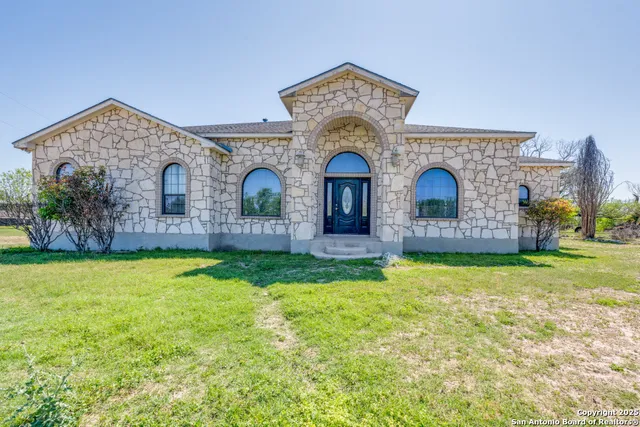 $1,900,000 | 10023 Farm To Market 1303, Floresville, TX 78114