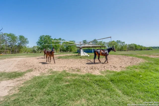 $1,900,000 | 10023 Farm To Market 1303, Floresville, TX 78114