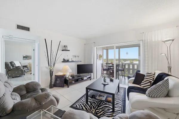 $165,000 | 4330 Hillcrest Drive, Unit 804, Hollywood, FL 33021
