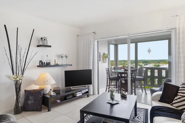 $165,000 | 4330 Hillcrest Drive, Unit 804, Hollywood, FL 33021