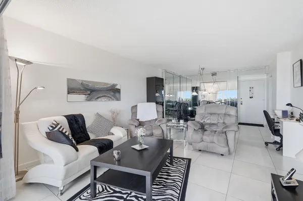 $165,000 | 4330 Hillcrest Drive, Unit 804, Hollywood, FL 33021
