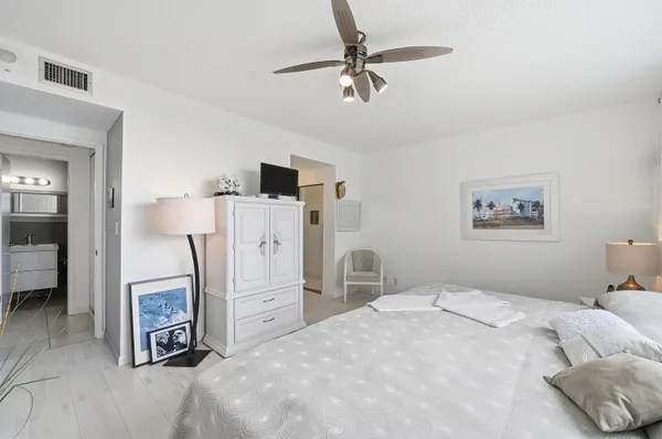 $165,000 | 4330 Hillcrest Drive, Unit 804, Hollywood, FL 33021