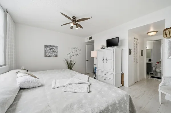 $165,000 | 4330 Hillcrest Drive, Unit 804, Hollywood, FL 33021