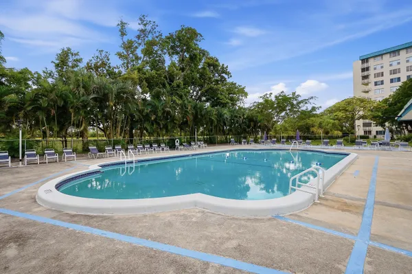 $165,000 | 4330 Hillcrest Drive, Unit 804, Hollywood, FL 33021