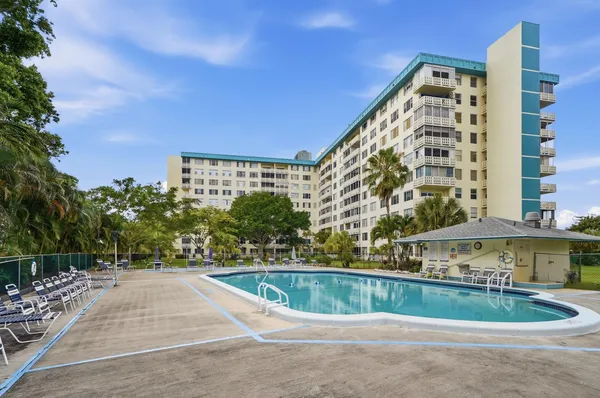$165,000 | 4330 Hillcrest Drive, Unit 804, Hollywood, FL 33021