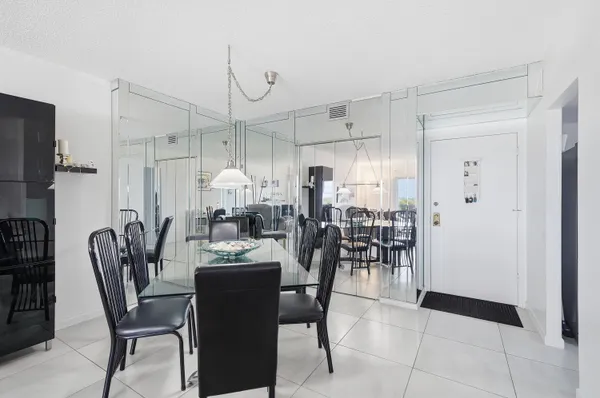 $165,000 | 4330 Hillcrest Drive, Unit 804, Hollywood, FL 33021