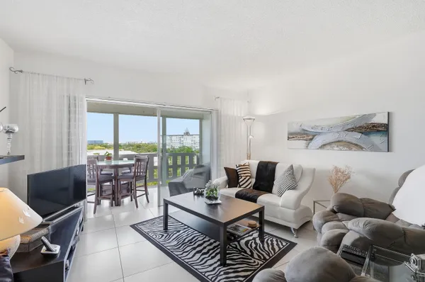 $165,000 | 4330 Hillcrest Drive, Unit 804, Hollywood, FL 33021
