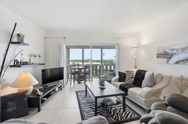 $165,000 | 4330 Hillcrest Drive, Unit 804, Hollywood, FL 33021