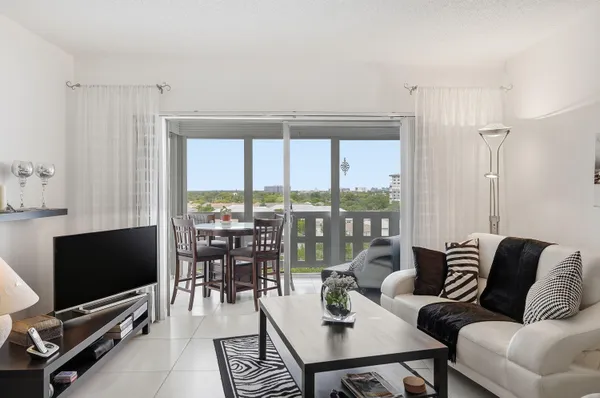 $165,000 | 4330 Hillcrest Drive, Unit 804, Hollywood, FL 33021