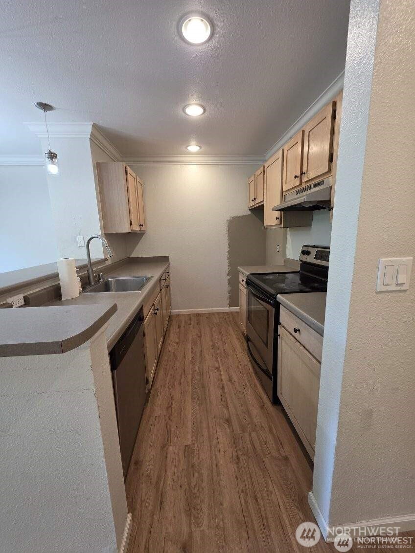 31500 33rd Place Southwest, Unit U101 Federal Way, WA 98023 - Photo 5 of 27 a kitchen with granite countertop a sink stove and cabinets