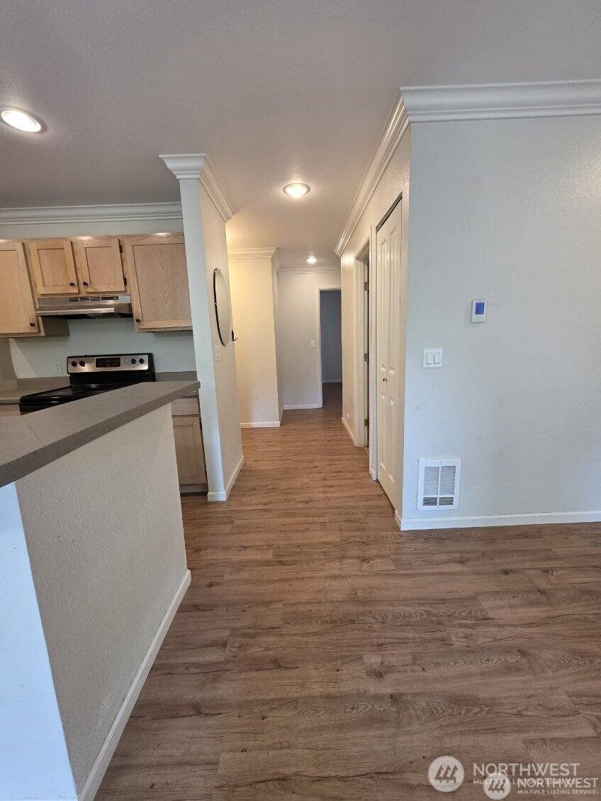 31500 33rd Place Southwest, Unit U101 Federal Way, WA 98023 - Photo 9 of 27 a view of a kitchen with wooden floor