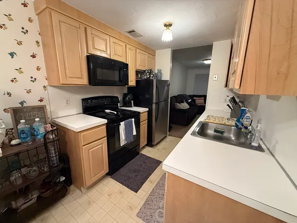 $3,000 | 84 Walpole Street, Unit 2B, Canton, MA 02021