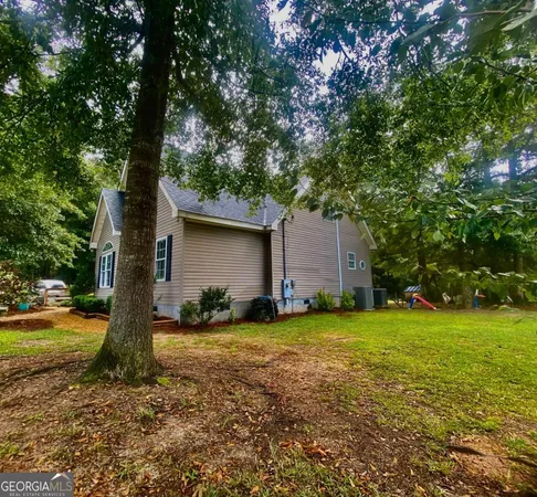 a view of a house with backyard and garden