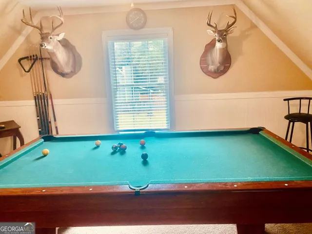 a view of a livingroom with furniture and a ceiling fan