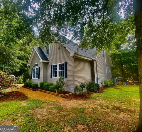 a view of a yard in front of house