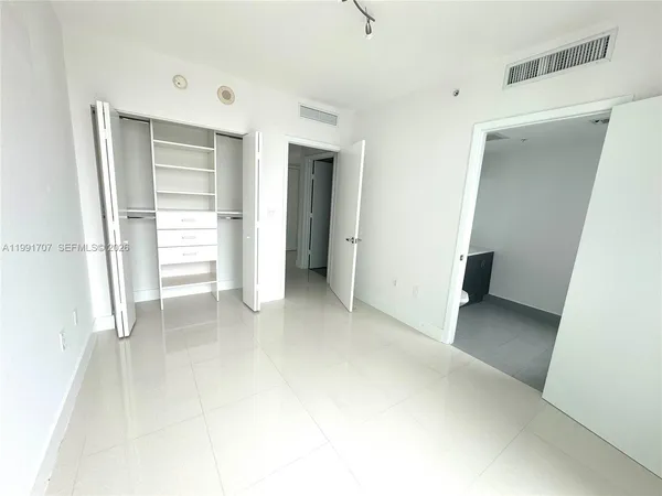 $4,300 | 92 Southwest 3rd Street, Unit 2905, Miami, FL 33130