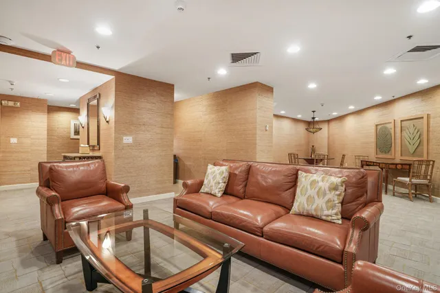 $929,000 | 1 Renaissance Square, Unit 15E, White Plains, NY 10601