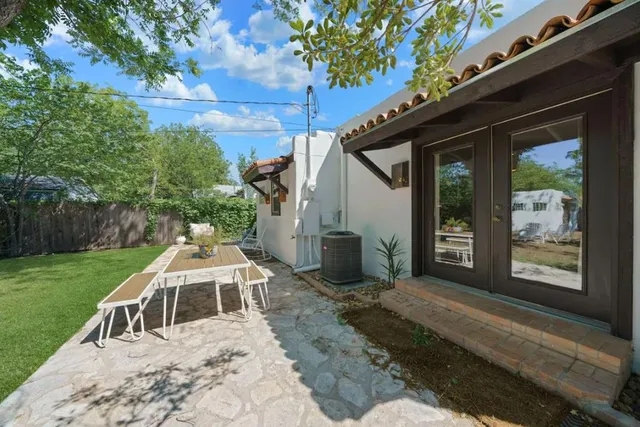 a view of a house with backyard and porch