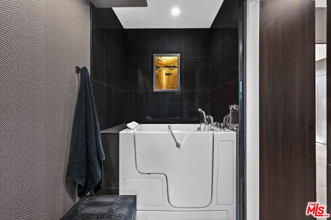 331 Tomahawk Drive Palm Desert, CA 92211 - Photo 25 of 40 a view of bathroom