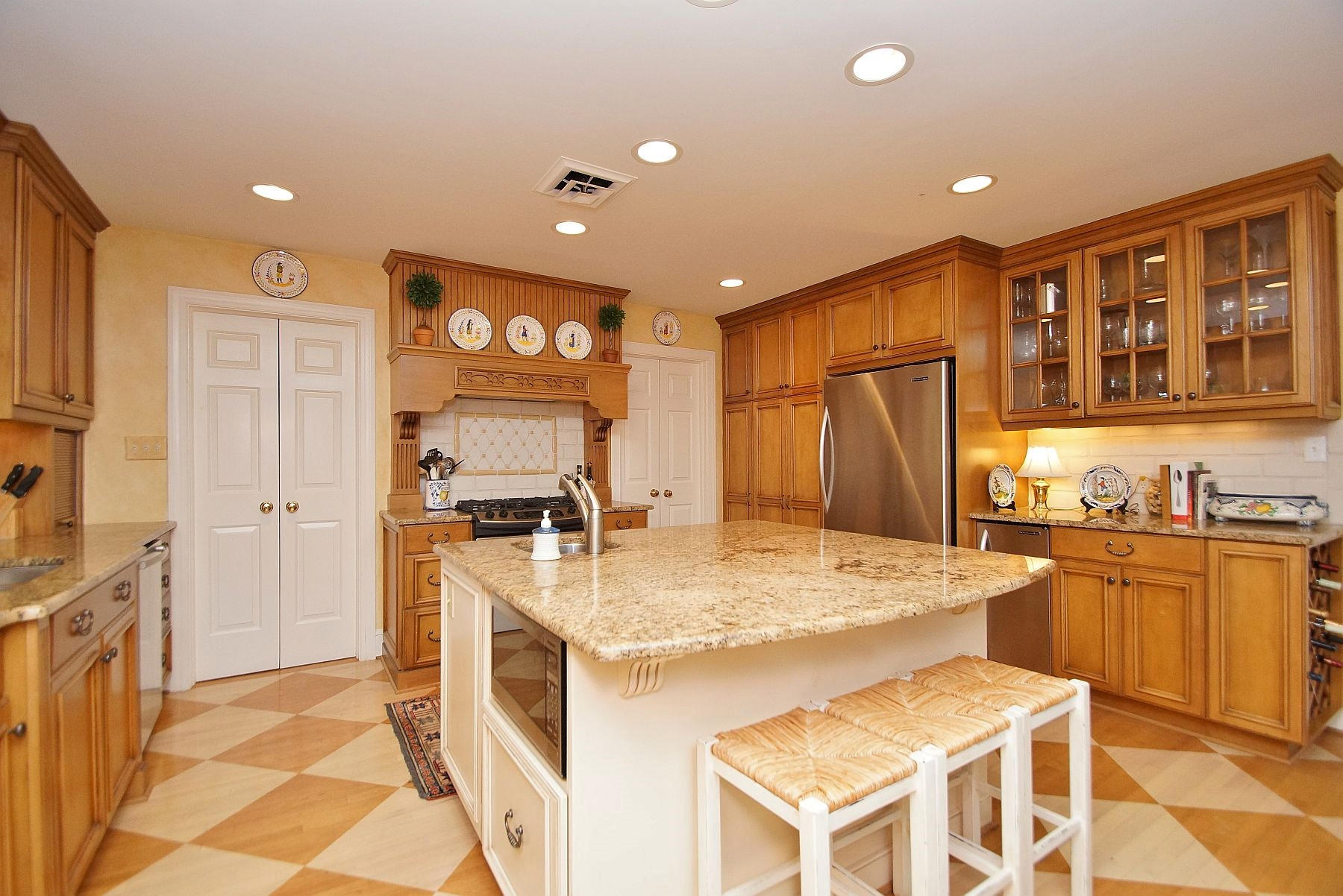 5009 Fox Ridge Road Southwest Roanoke, VA 24018 - Photo 35 of 94 kitchen with breakfast bar