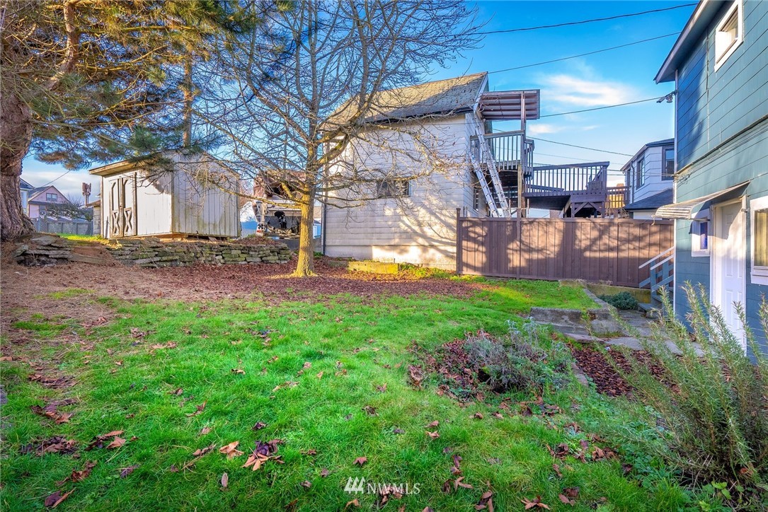 2320 Rockefeller Avenue Everett, WA 98201 - Photo 27 of 28 a view of a yard with a house in the background