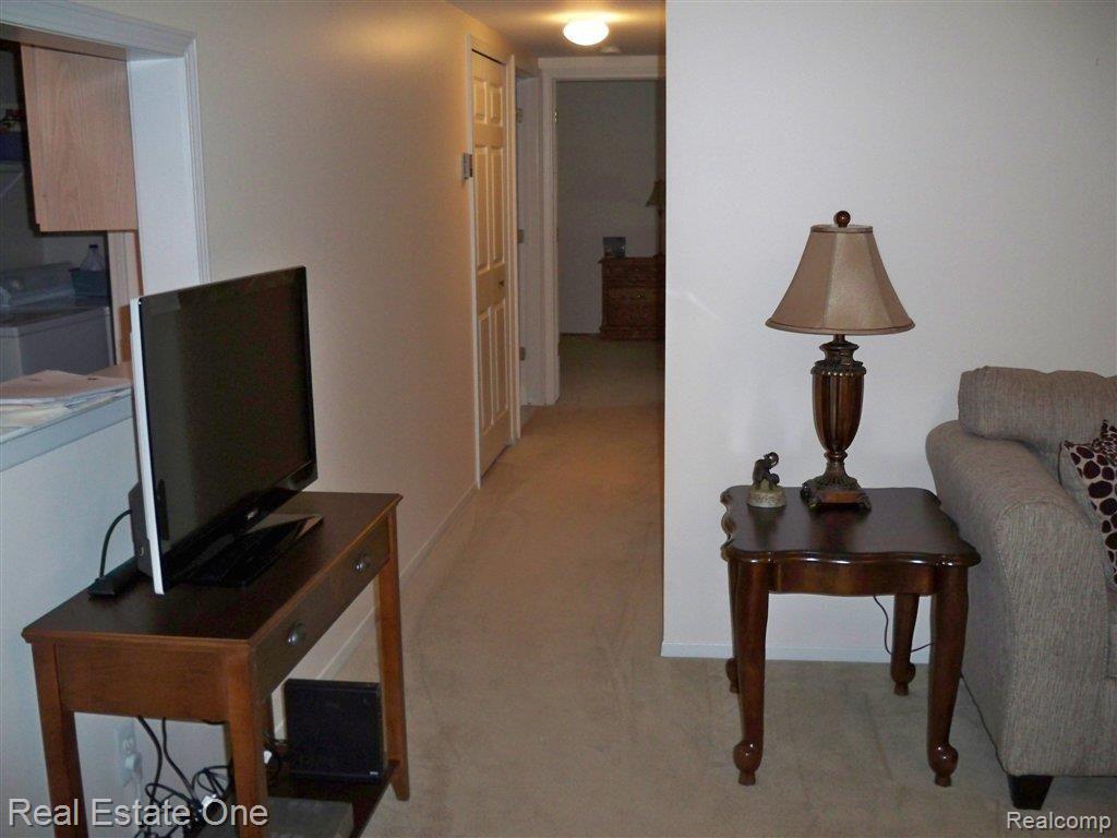 140 Pine Tree Ridge, Unit 56 Waterford, MI 48327 - Photo 4 of 15 Living Room/Hall