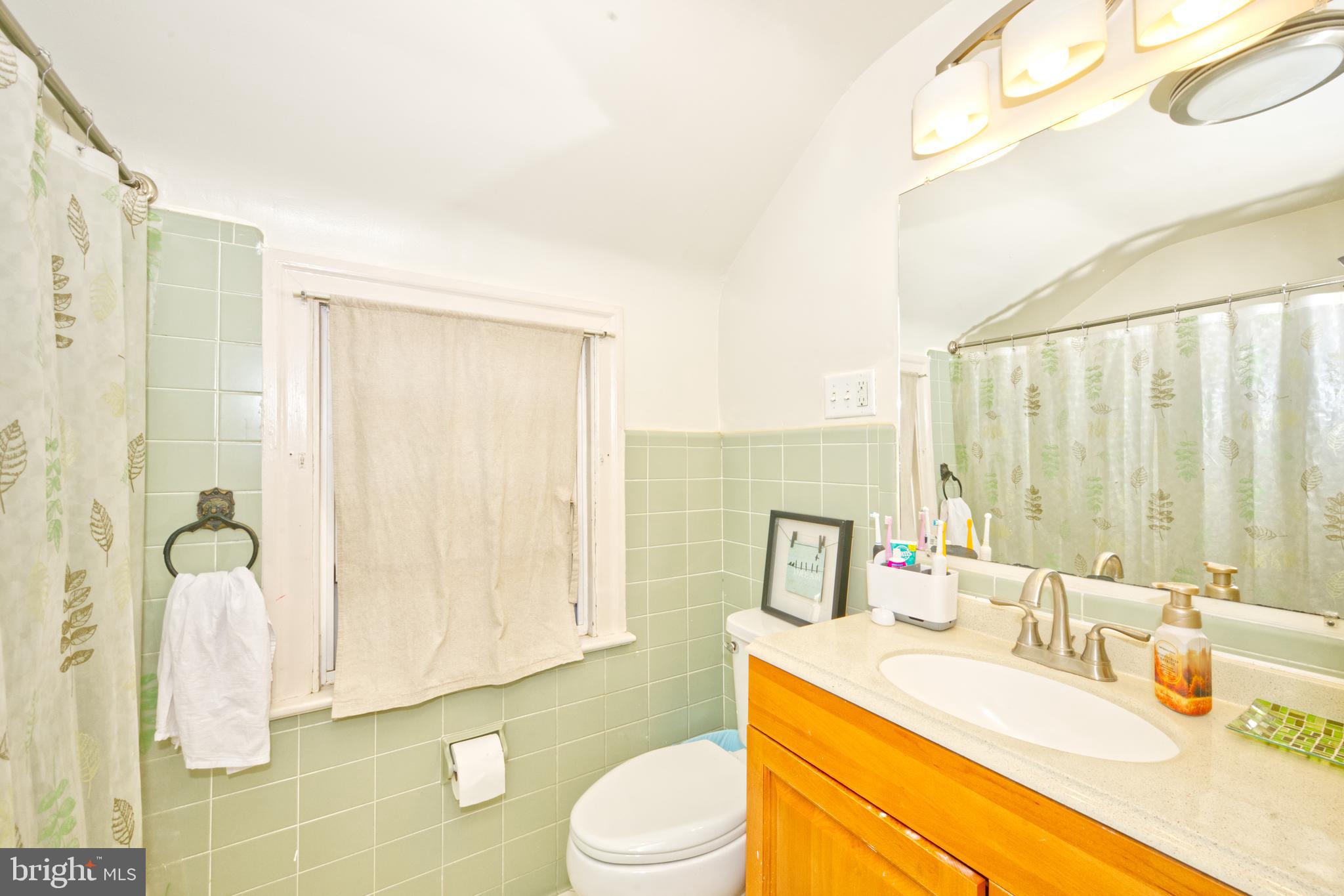 523 North Phillips Street Seaford, DE 19973 - Photo 16 of 25 Upper Level Bathroom