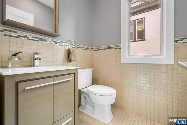 $1,279,910 | 807 Edgewood Lane, Unit B, Fort Lee, NJ 07024