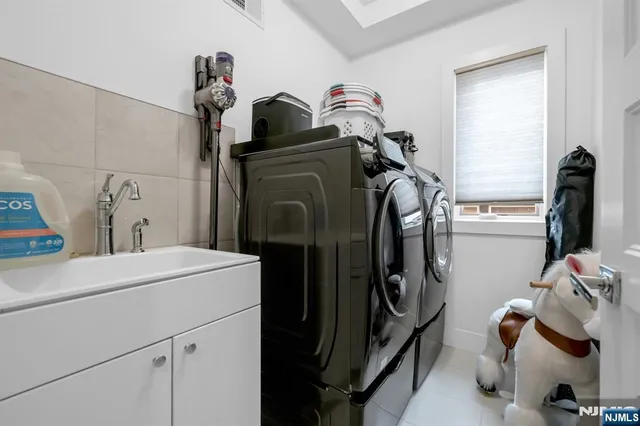 $1,279,910 | 807 Edgewood Lane, Unit B, Fort Lee, NJ 07024