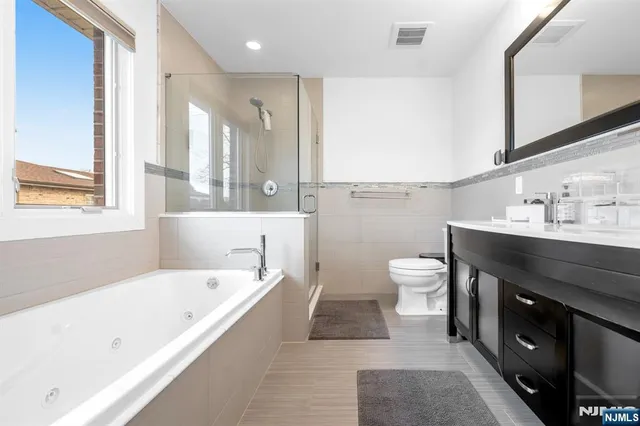 $1,279,910 | 807 Edgewood Lane, Unit B, Fort Lee, NJ 07024