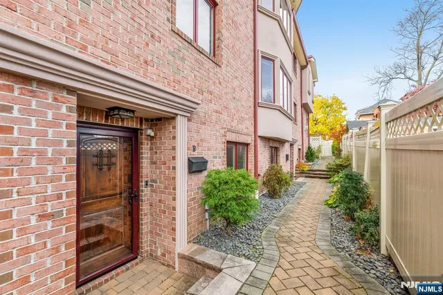 $1,279,910 | 807 Edgewood Lane, Unit B, Fort Lee, NJ 07024