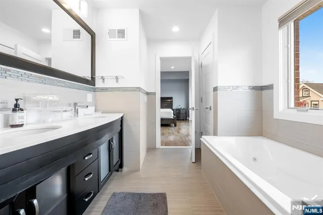 $1,279,910 | 807 Edgewood Lane, Unit B, Fort Lee, NJ 07024